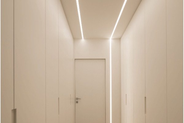 Las Escaleras Con Iluminación LED Pueden Agregar Una Estética Moderna Y  Elegante A Cualquier Espacio Interior. La Iluminación No Solo Brinda Un  Toque Elegante Sino Que También Sirve Como Una Característica Funcional