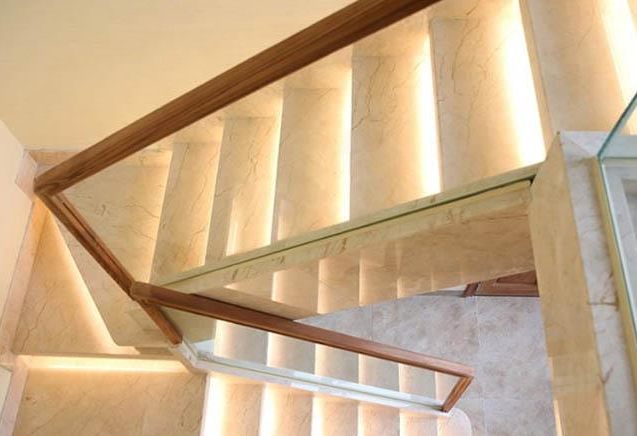 Come applicare al meglio le strisce LED sulle scale interne-Approfondimenti--HOOLED