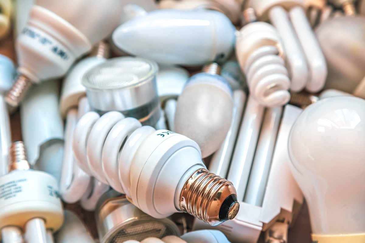 Come cambiare una lampadina fluorescente: Una guida completa-Approfondimenti--HOOLED