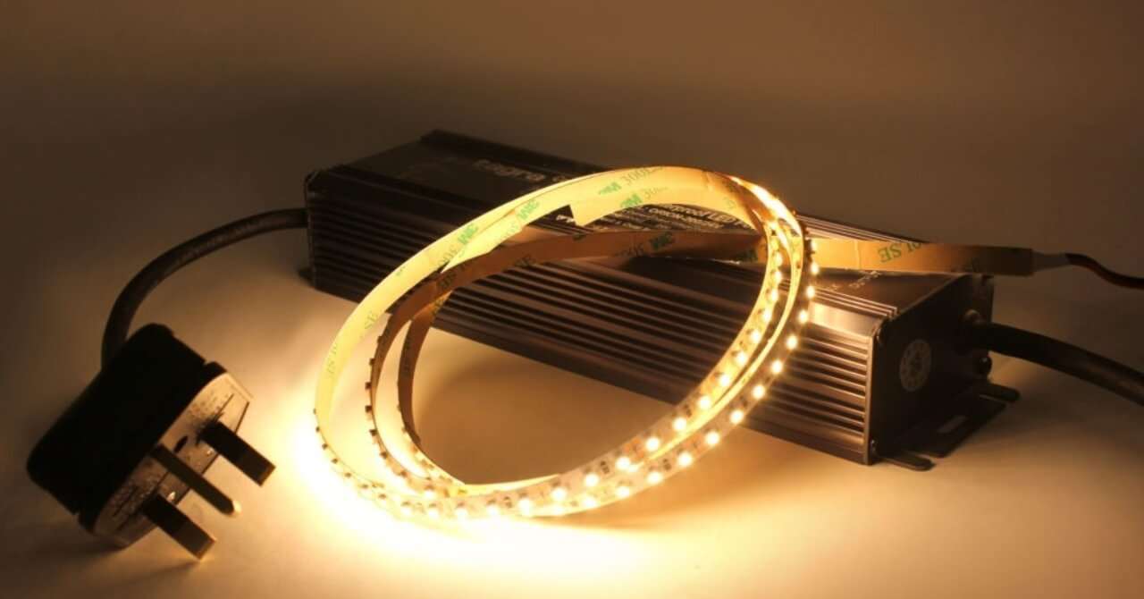 Quante luci a striscia LED possono essere collegate a un unico alimentatore